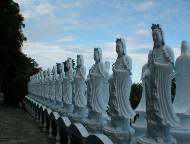 八仙洞遺址：成排的神像