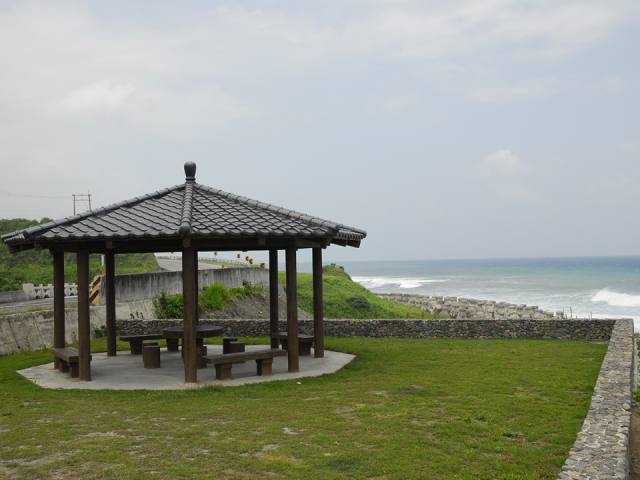 烏石鼻風景區：海邊涼亭
