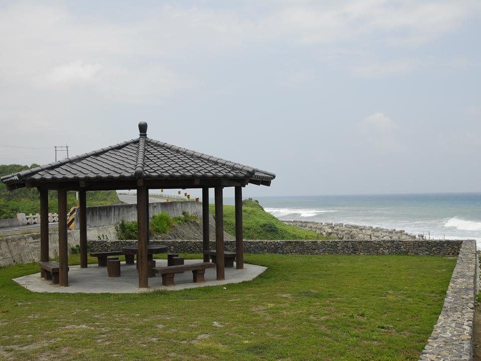 烏石鼻風景區：海邊涼亭