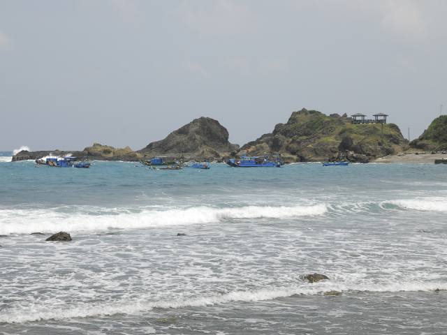 烏石鼻風景區：礁岩與浪
