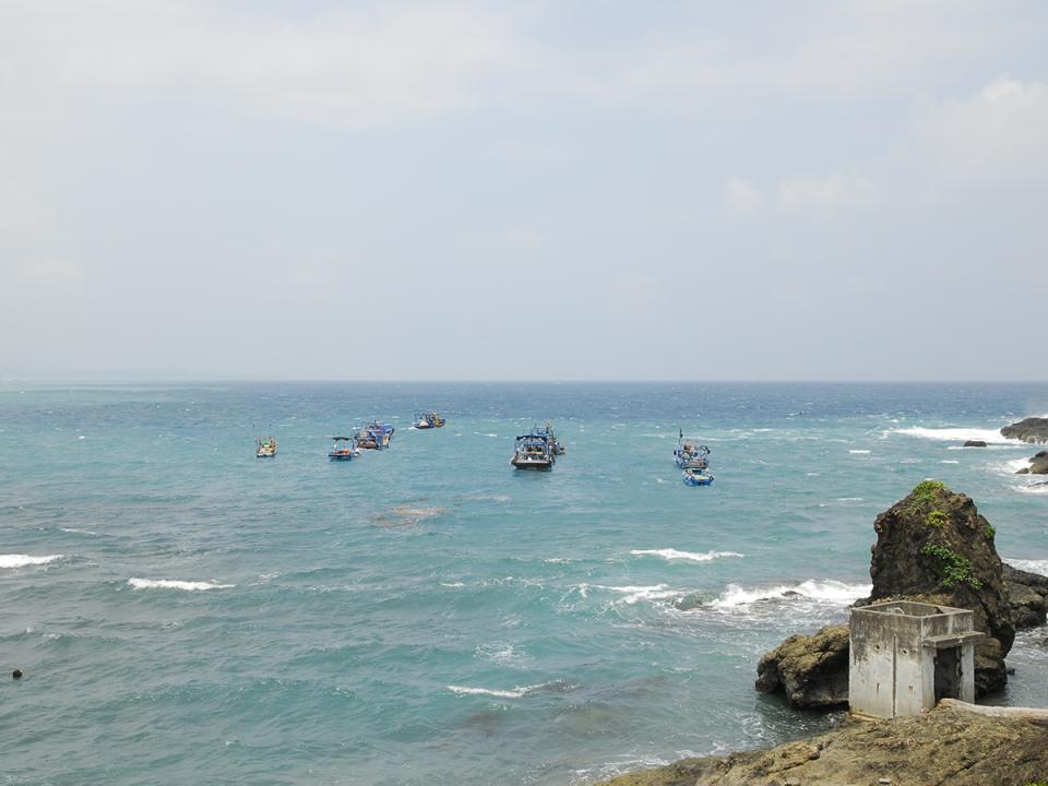 烏石鼻一帶:海面與漁船